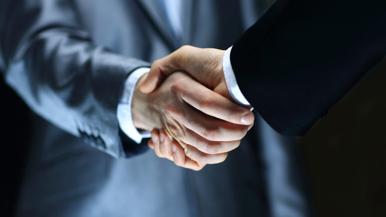 Business-handshake-contract